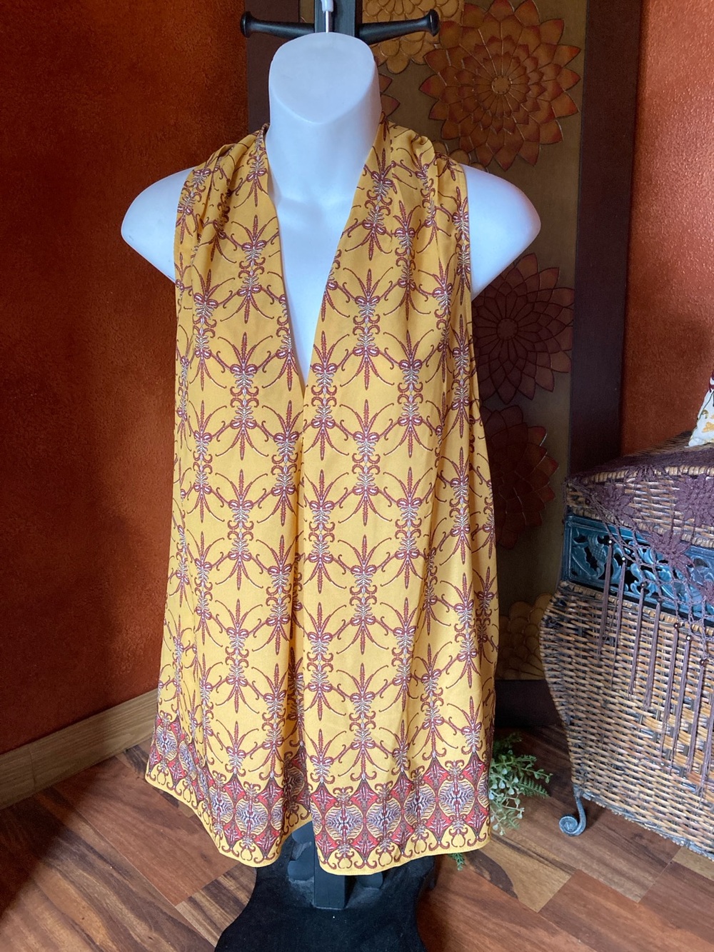Max Studio Size XL sleeveless V neck mustard red patterned blouse